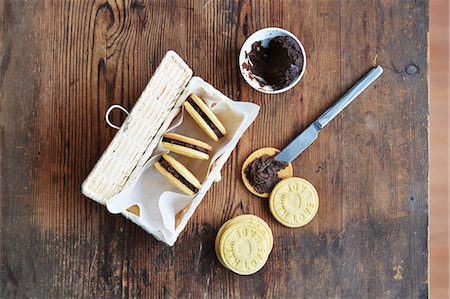 dressing table nobody - Homemade sandwich biscuits with chocolate cream Stock Photo - Premium Royalty-Free, Code: 659-08904338