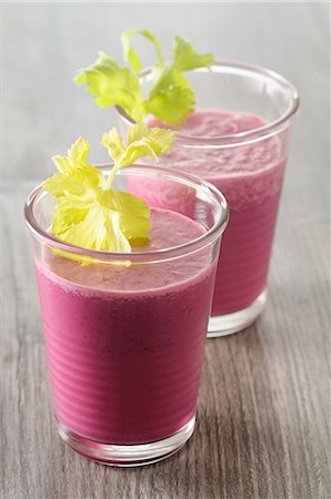 simsearch:659-08903917,k - Beetroot smoothies garnished with celery Photographie de stock - Premium Libres de Droits, Code: 659-08904332