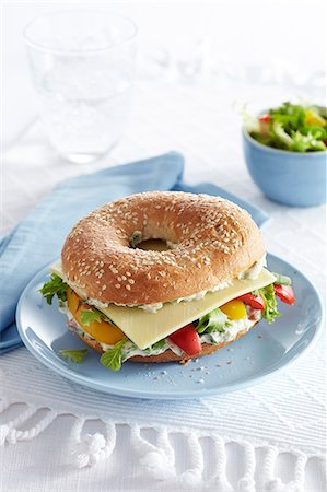 pimiento - Bagel filled with Gouda, grilled peppers and cream cheese Stock Photo - Premium Royalty-Free, Code: 659-08904347