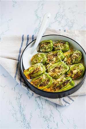 simsearch:659-08904079,k - Stuffed, oven-baked courgette flowers Foto de stock - Sin royalties Premium, Código: 659-08904371