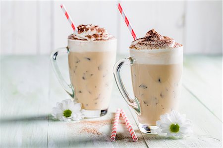 simsearch:659-06903875,k - Iced coffee with whipped cream Foto de stock - Sin royalties Premium, Código: 659-08904390