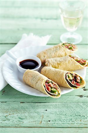 sauce - Stuffed pancake rolls with a soya dip Photographie de stock - Premium Libres de Droits, Code: 659-08904404