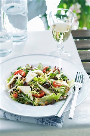simsearch:659-08903655,k - A mixed green salad with pine nuts, olives and fenugreek cheese Photographie de stock - Premium Libres de Droits, Code: 659-08904405