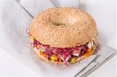 simsearch:659-06902976,k - A bagel with carrots, blue cheese and beetroot sprouts Stockbilder - Premium RF Lizenzfrei, Bildnummer: 659-08904400