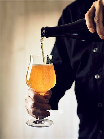 streaming (flow of movement) - A man pouring a glass of India Pale Ale Stock Photo - Premium Royalty-Free, Code: 659-08904464