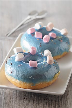 simsearch:400-04852542,k - Blue doughnuts topped with marshmallows Stockbilder - Premium RF Lizenzfrei, Bildnummer: 659-08904472