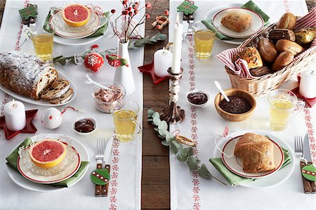 service de table - A large Christmas breakfast Photographie de stock - Premium Libres de Droits, Code: 659-08904473