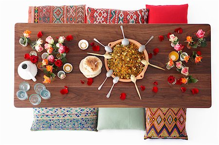 Tabbouleh in a large terracotta bowl with spoons and unleavened bread on a wooden table Foto de stock - Sin royalties Premium, Código: 659-08904490