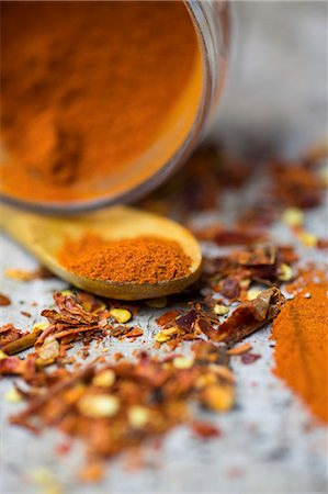simsearch:614-06719545,k - An arrangement of spices with chilli powder and chilli flakes Fotografie stock - Premium Royalty-Free, Codice: 659-08904493