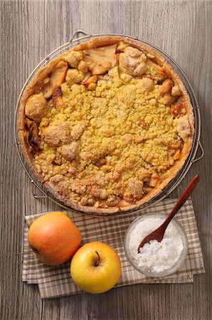 simsearch:659-08418969,k - Crumble-style apple tart Stockbilder - Premium RF Lizenzfrei, Bildnummer: 659-08904507