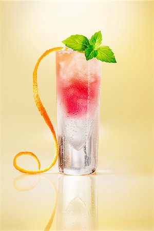 Pink cocktail glass garnished with orange zest on a yellow surface Foto de stock - Sin royalties Premium, Código: 659-08904502