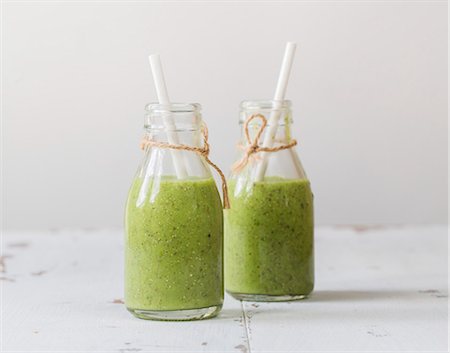 Green smoothies with avocado, kiwi, spinach, ginger and chia seeds in bottles Photographie de stock - Premium Libres de Droits, Code: 659-08904515