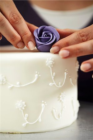 A confectioner decorating a wedding cake Stock Photo - Premium Royalty-Free, Code: 659-08904528