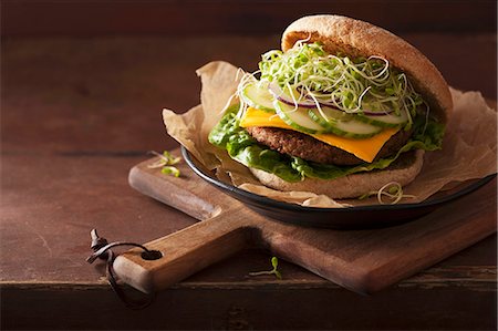 simsearch:659-03535938,k - A vegan hamburger with a soya patty, vegan cheese, cucumber and clover sprouts Fotografie stock - Premium Royalty-Free, Codice: 659-08904531