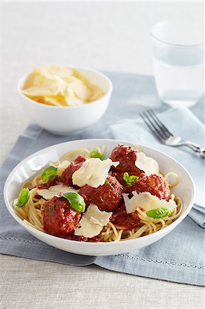 simsearch:659-08903655,k - Meatballs with dried tomatoes Photographie de stock - Premium Libres de Droits, Code: 659-08904546