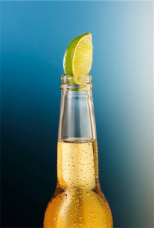 simsearch:659-03527532,k - A beer bottle with condensation and a lime wedge Photographie de stock - Premium Libres de Droits, Code: 659-08904562