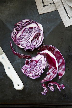 simsearch:659-08902786,k - Sliced red cabbage and a knife Foto de stock - Royalty Free Premium, Número: 659-08904585