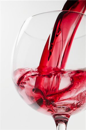 simsearch:659-07739357,k - Red wine being poured into a wine glass Foto de stock - Sin royalties Premium, Código: 659-08904610