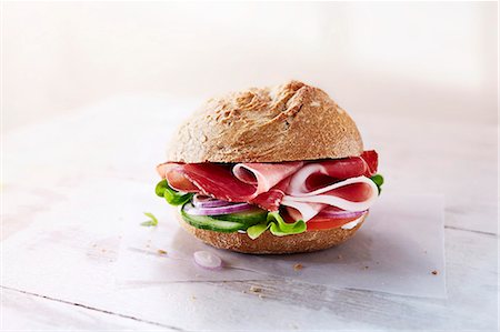 A rye bread role with ham, vegetables and lettuce Photographie de stock - Premium Libres de Droits, Code: 659-08904650