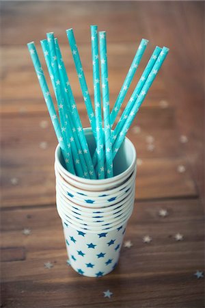 simsearch:689-03128420,k - Blue straw in a stack of paper cups decorated with stars Fotografie stock - Premium Royalty-Free, Codice: 659-08904676