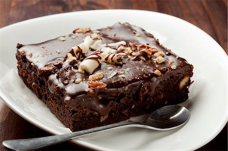 A brownie with chocolate glaze and white chocolate curls Photographie de stock - Premium Libres de Droits, Code: 659-08904670