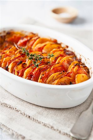 Potato and tomato gratin Photographie de stock - Premium Libres de Droits, Code: 659-08904688