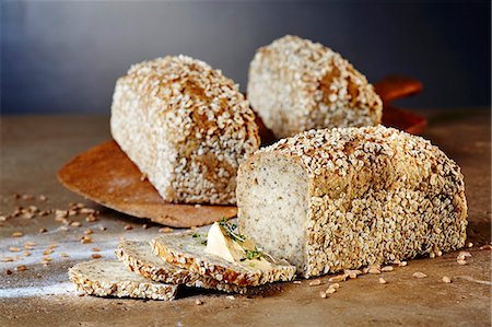 spelt bread - Chia and spelt bread with cream cheese and garden cress Foto de stock - Sin royalties Premium, Código: 659-08904746