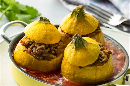 simsearch:659-08904079,k - Yellow squash filled with minced meat and tomato sauce and cutlery Foto de stock - Sin royalties Premium, Código: 659-08904743