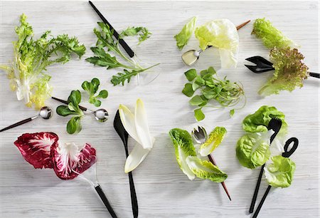 simsearch:659-07738718,k - Various lettuce leaves with salad servers Photographie de stock - Premium Libres de Droits, Code: 659-08904786