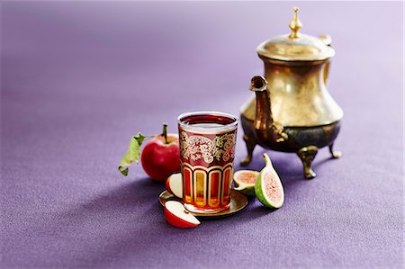 A silver teapot and a glass of Turkish apple tea Stock Photo - Premium Royalty-Free, Code: 659-08904796