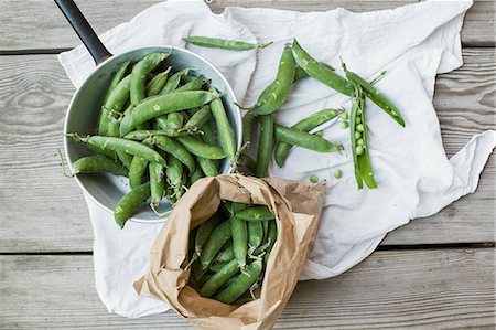 pulse - Pea pods in a sack and in a saucepan on a cloth Stock Photo - Premium Royalty-Free, Code: 659-08904797