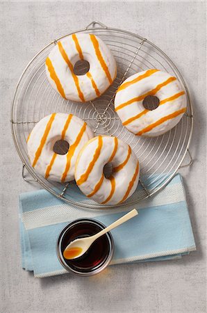 simsearch:659-08903311,k - Doughnuts with white glaze and caramel sauce Photographie de stock - Premium Libres de Droits, Code: 659-08904800