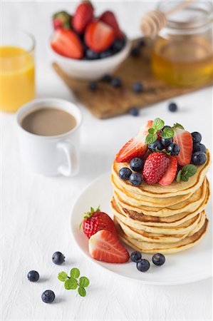 simsearch:659-08904814,k - A stack of pancakes with fresh berries (USA) Photographie de stock - Premium Libres de Droits, Code: 659-08904813