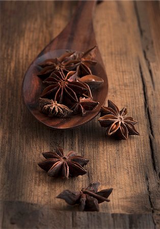 Star anise with a wooden spoon on a wooden surface Foto de stock - Sin royalties Premium, Código: 659-08904837