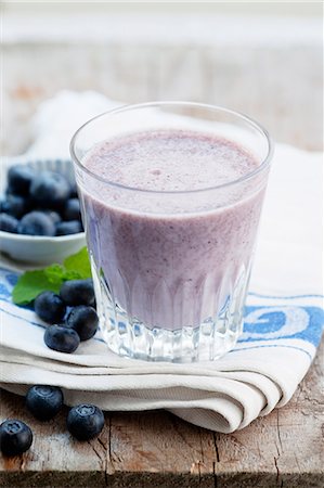 simsearch:659-08904814,k - A blueberry and yoghurt smoothie Photographie de stock - Premium Libres de Droits, Code: 659-08904830