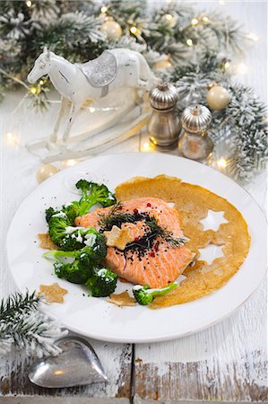 simsearch:659-08903353,k - Baked salmon fillet with broccoli and a crepe for Christmas Stock Photo - Premium Royalty-Free, Code: 659-08904853