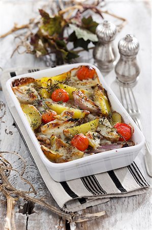 Potato bake with onions and tomatoes Photographie de stock - Premium Libres de Droits, Code: 659-08904886