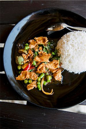 Chicken curry with Thai basil, aubergines and beans with rice Foto de stock - Sin royalties Premium, Código: 659-08904906