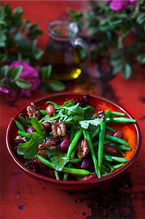 Green bean salad with rocket, olives and walnuts Photographie de stock - Premium Libres de Droits, Code: 659-08904909