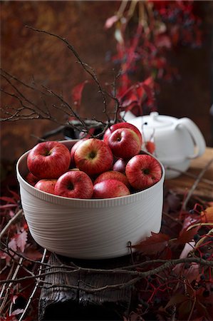 simsearch:659-06493681,k - Red apples in a white bowl Photographie de stock - Premium Libres de Droits, Code: 659-08904916