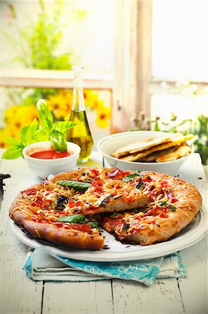 simsearch:659-08903655,k - Vegetarian pizza on a wooden table Foto de stock - Sin royalties Premium, Código: 659-08904929