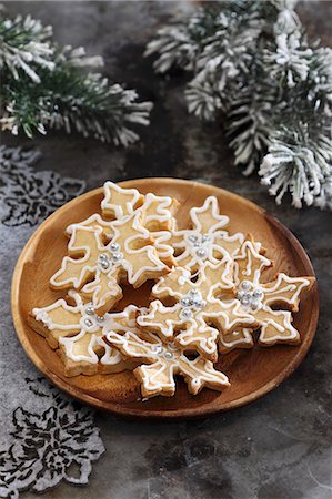 Christmas shortbread with white sugar decorations Photographie de stock - Premium Libres de Droits, Code: 659-08904942