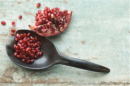 simsearch:659-08902501,k - A pomegranate wedge and pomegranate seeds on a spoon Stock Photo - Premium Royalty-Free, Code: 659-08904964