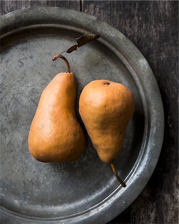 Two Boskop pears on a pewter plate Stock Photo - Premium Royalty-Free, Code: 659-08904977