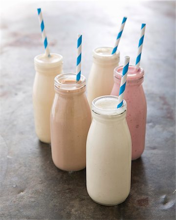 simsearch:659-08903965,k - Various milkshakes in bottles with straws: vanilla, strawberry, chocolate, coffee, caramel Photographie de stock - Premium Libres de Droits, Code: 659-08904971