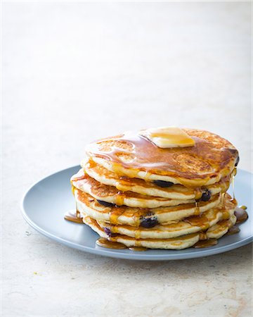 simsearch:6102-08062918,k - A stack of blueberry pancakes on a plate with maple syrup and butter Foto de stock - Sin royalties Premium, Código: 659-08904973