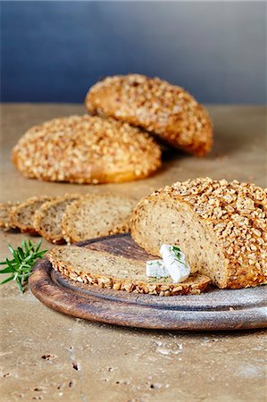 simsearch:659-07027656,k - Nut bread with herb goat's cream cheese and rosemary Photographie de stock - Premium Libres de Droits, Code: 659-08904989