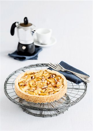 simsearch:700-03451457,k - Shortcrust apple cake with slivered almond on a cake stand Photographie de stock - Premium Libres de Droits, Code: 659-08905015