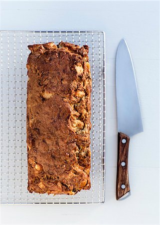 A savoury pear and walnut cake on a wire rack Stock Photo - Premium Royalty-Free, Code: 659-08905016