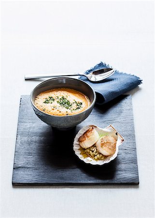 scallop, tomato - Foamy tomato and fennel soup with chives and fried scallops with fennel confit Photographie de stock - Premium Libres de Droits, Code: 659-08905026